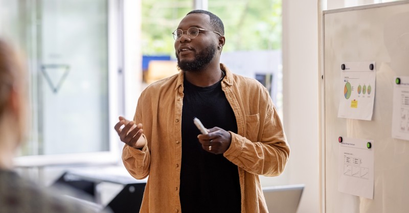 a man leading a group, characteristics of leaders